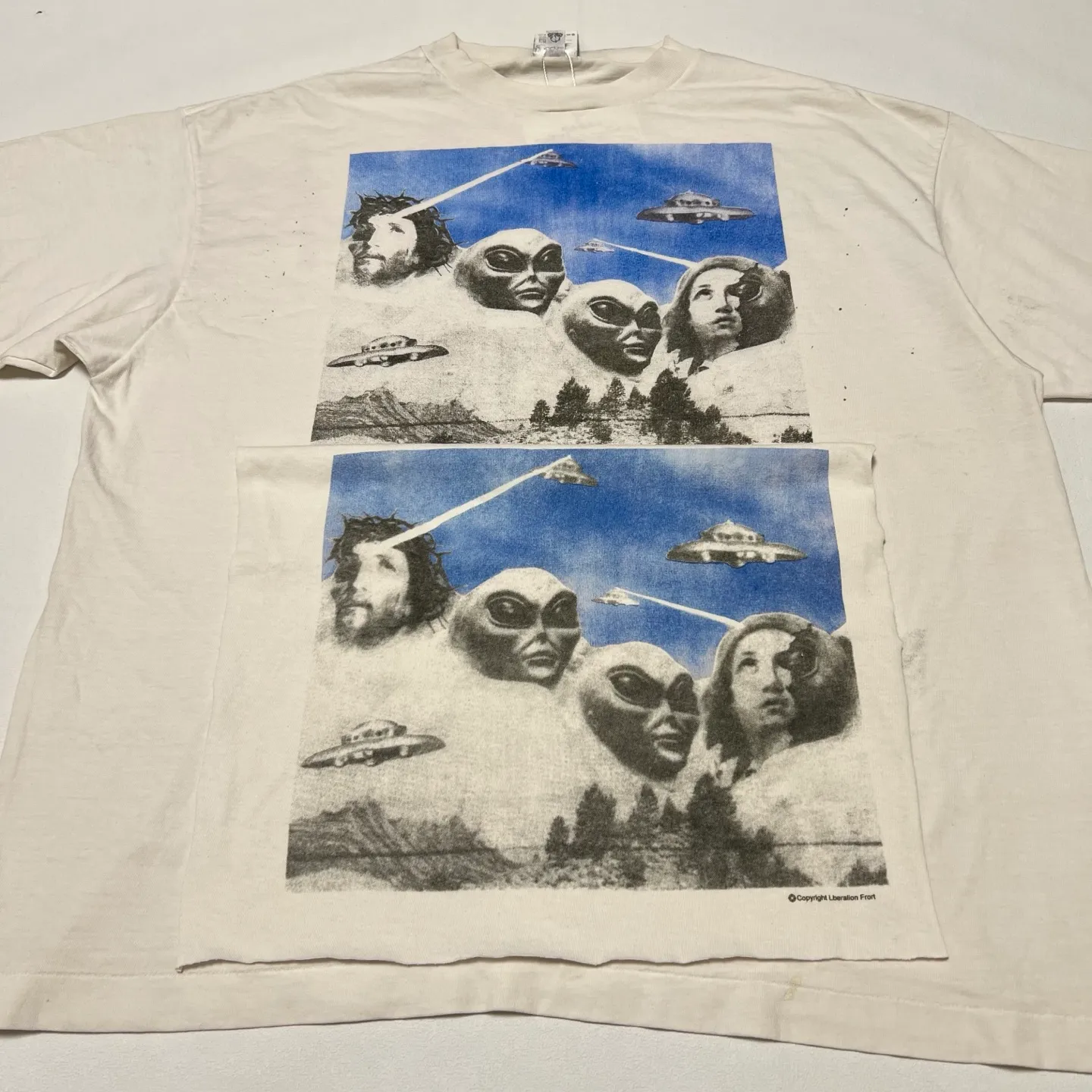 Printing pattern SAINT Mxxxxxx × Sean Wotherspoon SW_SS TEE/KIKI/WHT Alien Crisis/Alien President Mountain TEE Off-white S-XL Super handsome co-branded alien printing design Correct version Customized SW co-branded accessories Cylindrical side seam high weight fabric Enzyme heavy washing water distressing Handmade ready-made clothing graffiti splash ink